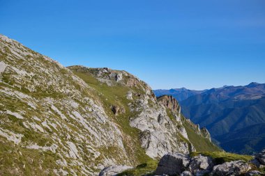 Avrupa 'nın tepelerindeki güzel manzara. Picos de Europa, Fuente De - İspanya Milli Parkı.