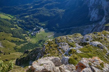 Avrupa 'nın tepelerindeki güzel manzara. Picos de Europa, Fuente De - İspanya Milli Parkı.