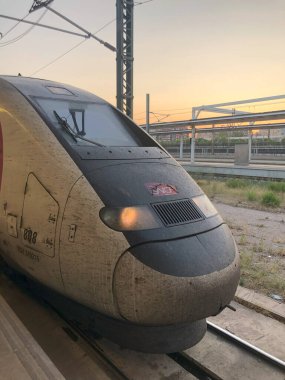 SNCF OUIGO yüksek hızlı tren Joaquin Sorolla platformunda kalkışı bekliyor. Valencia, İspanya - 4 Ağustos 2024.