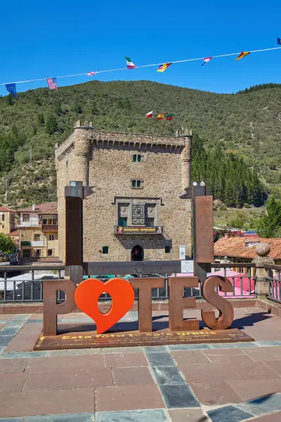 Potes turistik işaretlerine bayılırım. Potes, İspanya - 16 Eylül 2024.