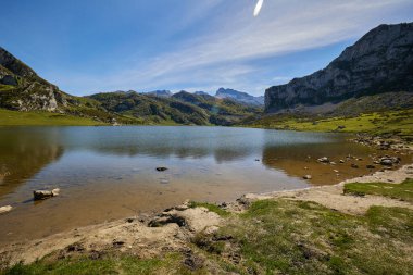 Covadonga Gölü 'ndeki girişimcilerin bakış açısından bir bak. Asturias, İspanya.