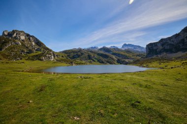 Covadonga Gölü 'ndeki girişimcilerin bakış açısından bir bak. Asturias, İspanya.