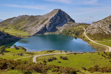 Covadonga Gölü 'ndeki girişimcilerin bakış açısından bir bak. Asturias, İspanya.