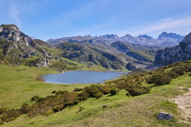 Covadonga Gölü 'ndeki girişimcilerin bakış açısından bir bak. Asturias, İspanya.