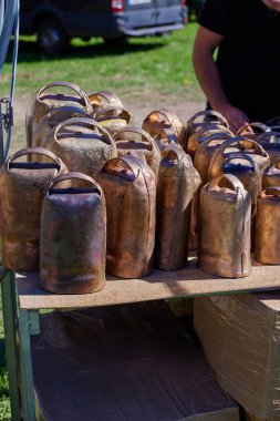 Sığır pazarında inek çanı tezgahı. Asturia, İspanya - 12 Eylül 2024.