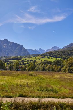 İspanya 'nın Asturias kentindeki Picu Urriellu dağının önündeki panoramik manzara