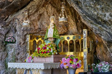 Kutsal Covadonga Mağarası 'ndaki (Santa Cueva) Bakire Meryem türbesi. Covadonga, Asturias, İspanya - 17 Eylül 2024.