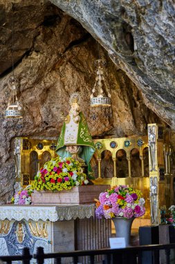 Kutsal Covadonga Mağarası 'ndaki (Santa Cueva) Bakire Meryem türbesi. Covadonga, Asturias, İspanya - 17 Eylül 2024.