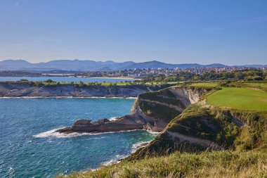 İspanya 'nın Santander kentindeki Cabo Belediye Başkanı deniz fenerinin gözlem noktasından uçurumun manzarası.