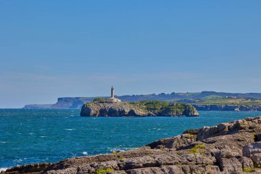 İspanya, Santander 'deki Kayalık Ada' daki Mouro Adası Deniz Feneri.