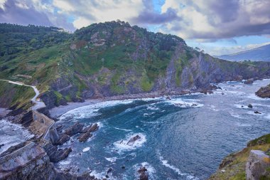 Cantabrian kıyısındaki Gaztelugatxe adasının panoramik manzarası. Vaftizci Yahya 'nın inzivasına gitmek için taş bir merdiveni var.
