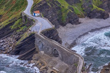 İspanya 'nın Bask Bölgesi' ndeki San Juan de Gaztelugatxe adasına giden yapay yol..