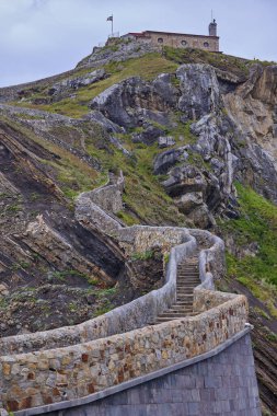 İspanya 'nın Bask Bölgesi' nde kayalık bir Gaztelugatxe adasındaki inzivaya çekilen Cross Yolu ile merdivenler..