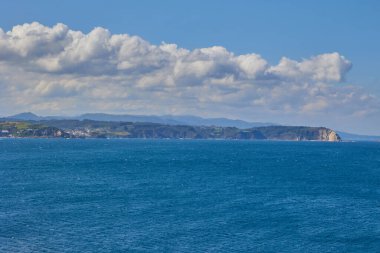 Cantabrian Denizi manzarası ve gözlem güvertesinden kayalık sarp kıyı manzarası.