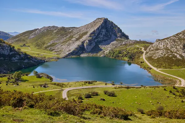 Covadonga Gölü 'ndeki girişimcilerin bakış açısından bir bak. Asturias, İspanya.