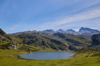 Covadonga Gölü 'ndeki girişimcilerin bakış açısından bir bak. Asturias, İspanya.