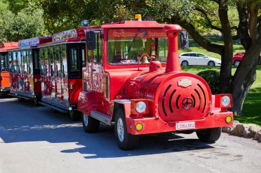 Santander şehrinde turistik tren. Santander, İspanya - 13 Eylül 2024.