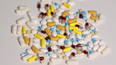 Vitaminler ve ilaçlar beyaz masadaki haplar, uzaklaşma