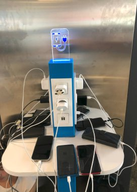 Havaalanı terminalinde gezginler için ücretsiz şarj prizi