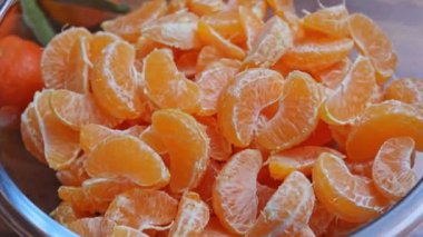 Cam kasede taze mandalina dilimleri