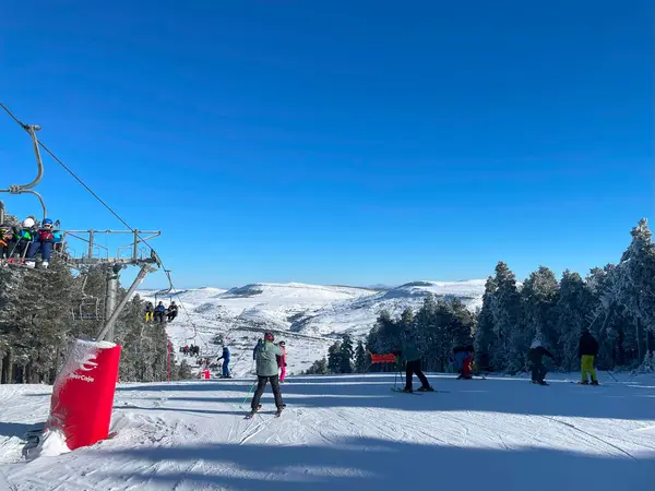 Kayakçılar kış aylarında Valdelinares kayak merkezinde karlı bir yamaçta slalom yapıyorlar. Valdelinares, Teruel, İspanya - 02 Şubat 2025.