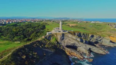İspanya 'nın Santander kentindeki kayalık sahildeki Cape Mayor deniz fenerinin (Faro de Cabo Mayor) hava manzarası.