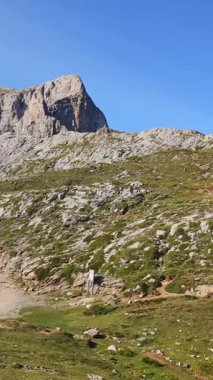Avrupa 'nın tepelerindeki güzel manzara. Picos de Europa, Fuente De - İspanya Milli Parkı.