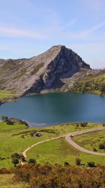 Covadonga Gölü 'ndeki girişimcilerin bakış açısından bir bak. Asturias, İspanya.
