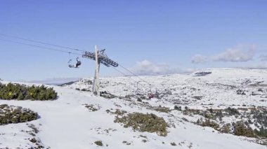 Kayak pistli karla kaplı yamaçlar açık mavi gökyüzü güneşli bir gün.