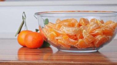 Cam kasede taze mandalina dilimleri