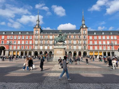 Madrid şehir merkezindeki ünlü Plaza Mayor manzarası. Madrid, İspanya - 19 Şubat 2024.