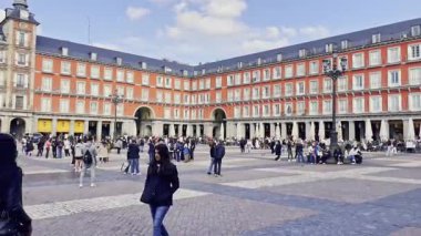 Madrid şehir merkezindeki ünlü Plaza Mayor manzarası. Madrid, İspanya - 19 Şubat 2024.