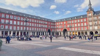 Madrid şehir merkezindeki ünlü Plaza Mayor manzarası. Madrid, İspanya - 19 Şubat 2024.