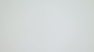 Kapsüller beyaz bir masaya düşer. Avrupa 'da Sağlık Hizmetleri Maliyeti