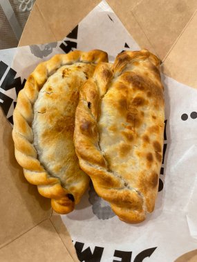 Bir kağıtta iki kızarmış turta.