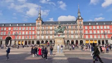 Madrid şehir merkezindeki ünlü Plaza Mayor manzarası. Madrid, İspanya - 19 Şubat 2024.