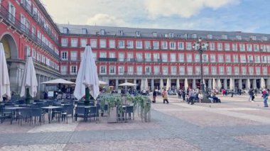Madrid şehir merkezindeki ünlü Plaza Mayor manzarası. Madrid, İspanya - 19 Şubat 2024.