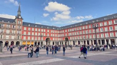 Madrid şehir merkezindeki ünlü Plaza Mayor manzarası. Madrid, İspanya - 19 Şubat 2024.