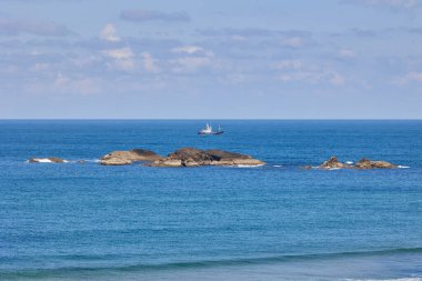 Cantabrian Denizi manzarası ve gözlem güvertesinden kayalık sarp kıyı manzarası.