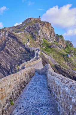 İspanya 'nın Bask Bölgesi' ndeki San Juan de Gaztelugatxe adasına giden yapay yol..