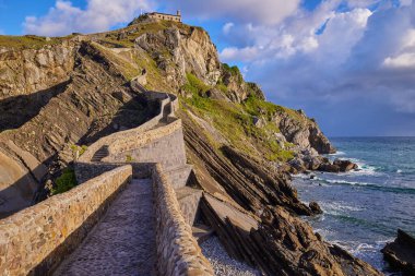İspanya 'nın Bask Bölgesi' ndeki San Juan de Gaztelugatxe adasına giden yapay yol..