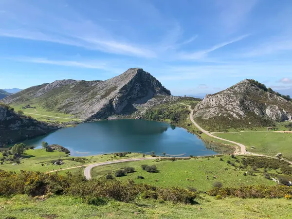 Covadonga Gölü 'ndeki girişimcilerin bakış açısından bir bak. Asturias, İspanya.