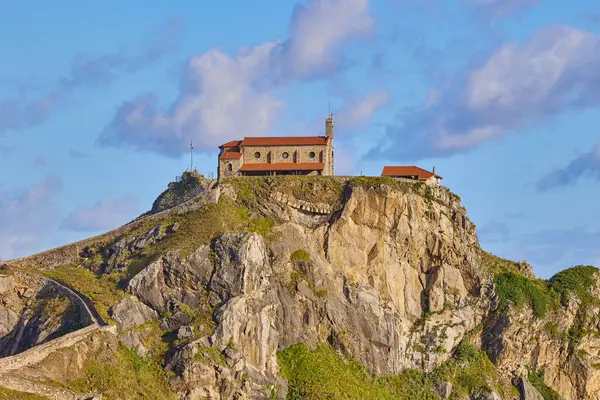 İspanya 'nın Bask Bölgesi' ndeki kayalık Gaztelugatxe adasında bulunan keşiş kilisesi Vaftizci Yahya..
