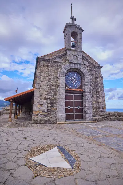 İspanya 'nın Bask Bölgesi' nde San Juan de Gaztelugatxe Kilisesi..