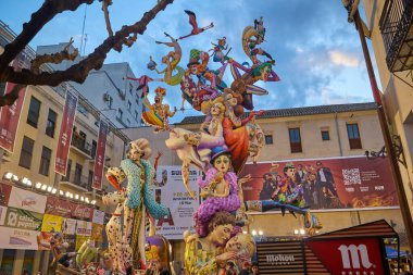 Bu figürün 2025 Fallas Festivali 'ne yerleştirilmesi. Valencia, İspanya. 16 Mart 2025.