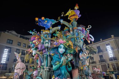Bu figürün 2025 Fallas Festivali 'ne yerleştirilmesi. Valencia, İspanya. 16 Mart 2025.