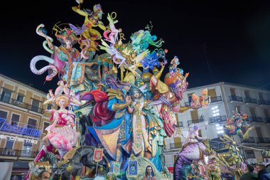 Bu figürün 2025 Fallas Festivali 'ne yerleştirilmesi. Valencia, İspanya. 16 Mart 2025.