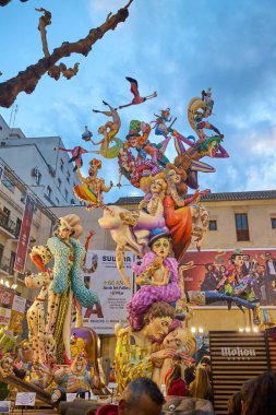 Bu figürün 2025 Fallas Festivali 'ne yerleştirilmesi. Valencia, İspanya. 16 Mart 2025.