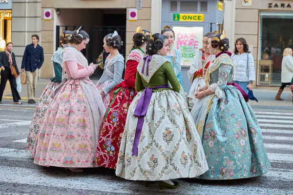 Las Fallas festivali sırasında şehir merkezinde geleneksel kıyafetlerle kadınların geçit töreni. Valencia, İspanya - 16 Mart 2025.