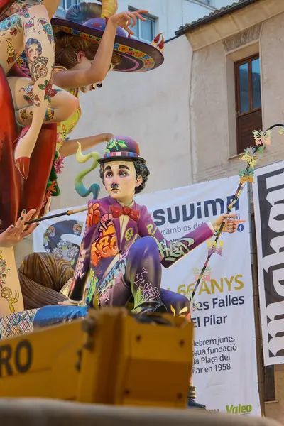 Bu figürün 2025 Fallas Festivali 'ne yerleştirilmesi. Valencia, İspanya. 16 Mart 2025.